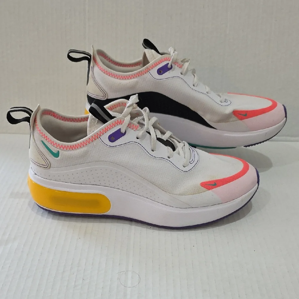 Nike Air Max DIA Women's White and Pink Athletic Sneakers Size 7.5